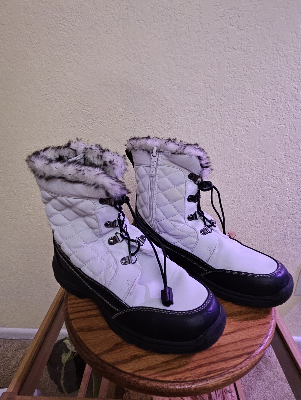Totes White and Black Quilted Winter Boots with Faux Fur Trim Sz 7M